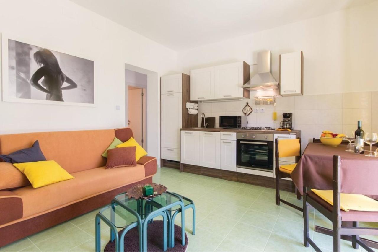 Two Bedroom Valdebecco For 5 Persons Pola